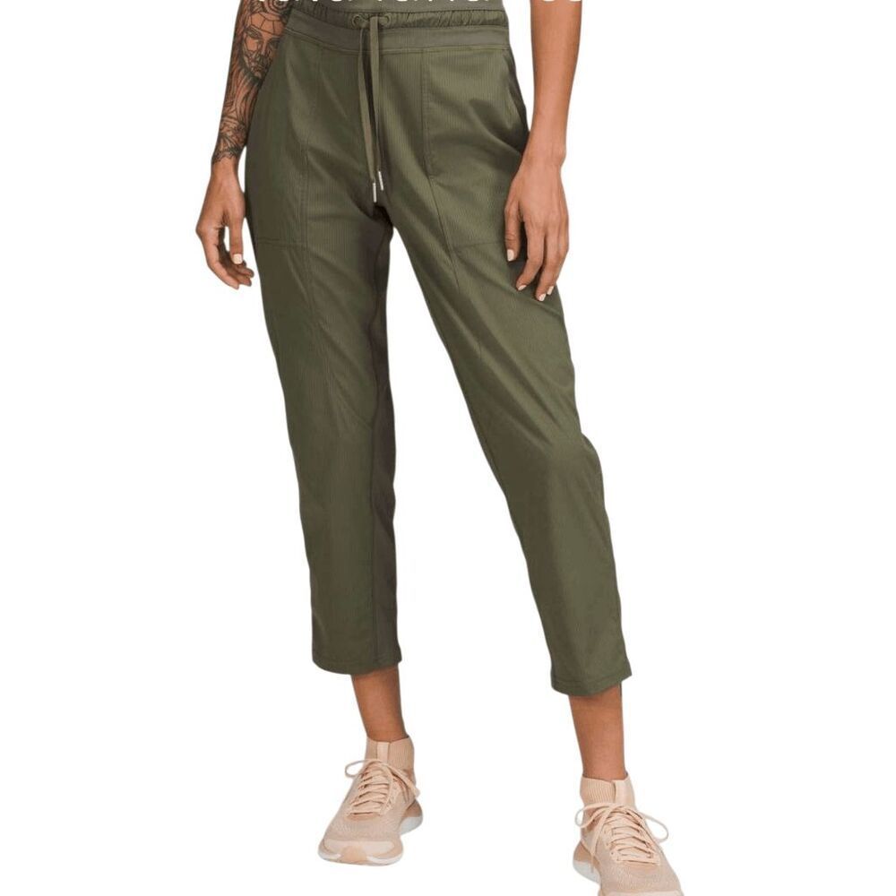 LULULEMON ATHLETICA Dance Studio Mid-Rise Crop Size 6